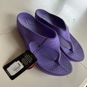 🍁💐NWT TEROX  Vibrant Purple Slip-On Sandals with Cushioned Sole